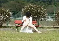 Kobieta z erotyka w biurze młodym człowiekiem słaby