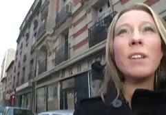Seksowna laska masturbuje erotyka w biurze się